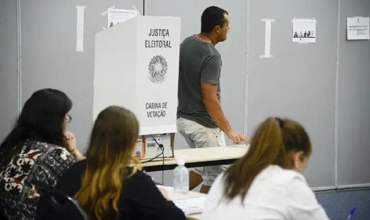 Após nove horas, horário de votação termina em todo o país