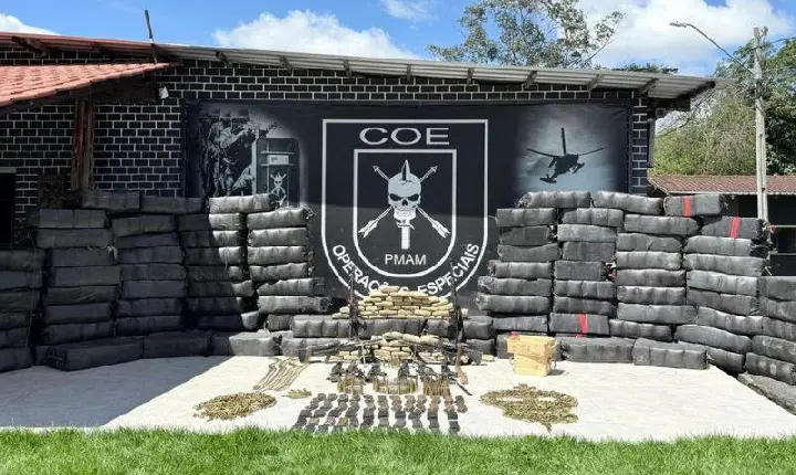 APÓS TIROTEIO NO SOLIMÕES, POLÍCIA APREENDE 4,3 TONELADAS DE DROGAS E ARSENAL DE GUERRA