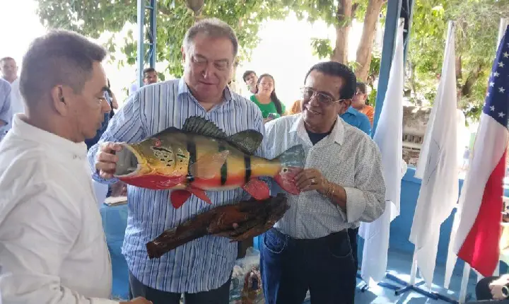 Átila Lins recebe homenagem dos pescadores do Amazonas