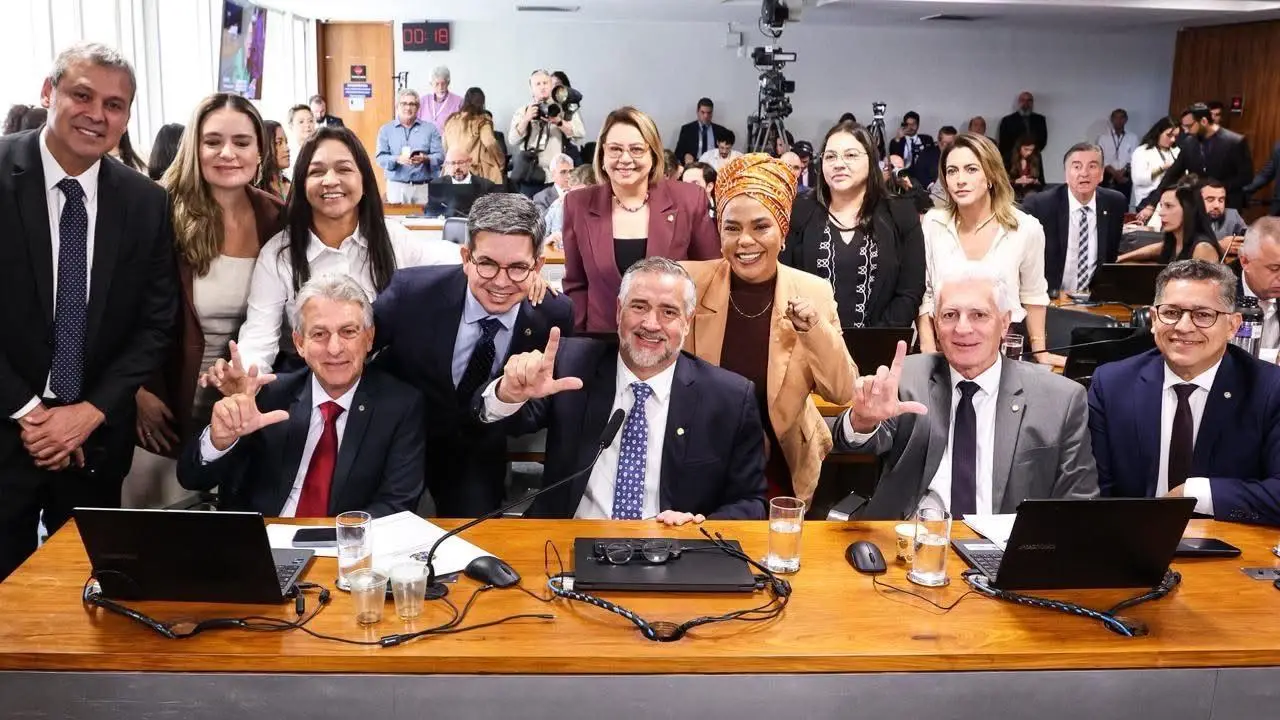 “Brasil, País da Vergonha”: Vitória do governo, derrota dos aposentados - Base Governista Celebra Fim da CPMI do INSS e Blindagem ao Filho de Lula