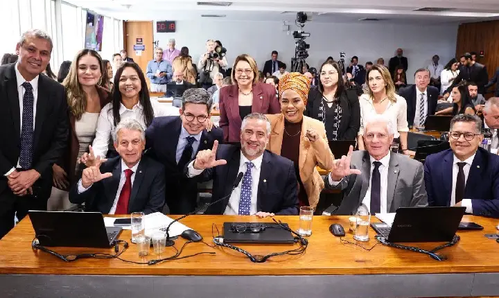 “Brasil, País da Vergonha”: Vitória do governo, derrota dos aposentados - Base Governista Celebra Fim da CPMI do INSS e Blindagem ao Filho de Lula