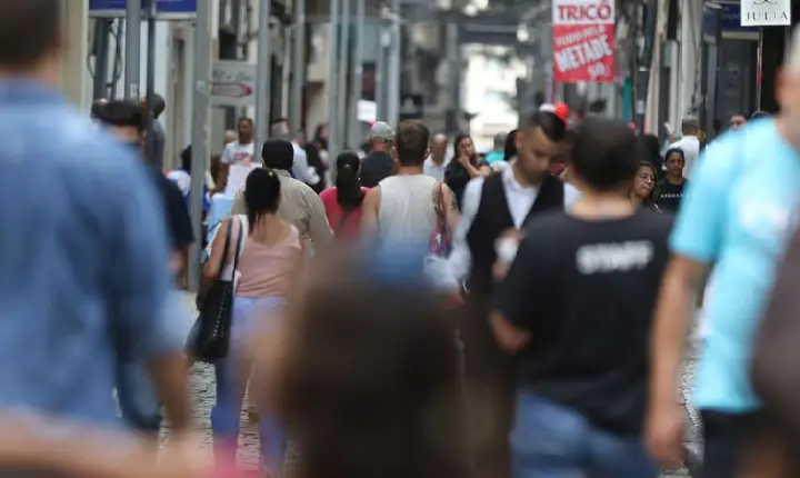 Brasil registra 92 mortes e 12,6 mil novos casos de covid-19