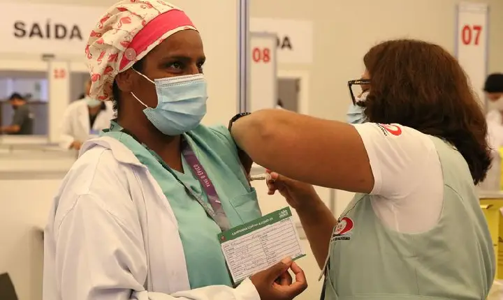 Brasil registra em 24 horas mais 6 mil casos e 44 mortes por covid-19