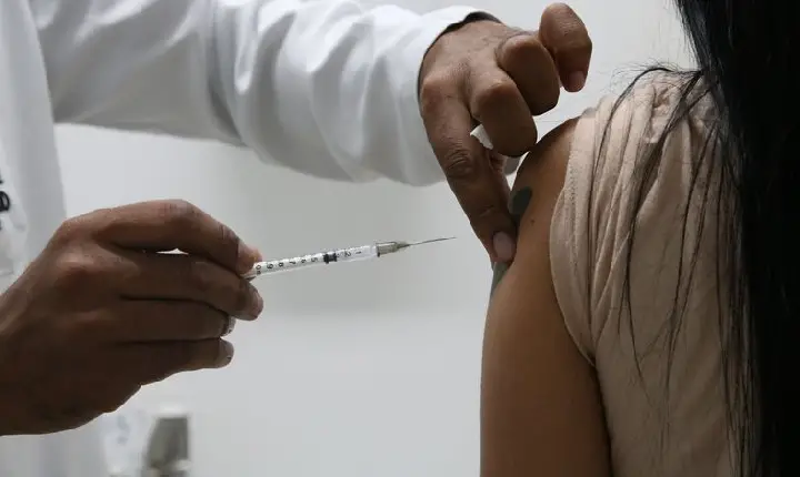 Brasil tem 33,9 mil novos casos e 100 óbitos por covid-19