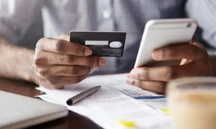 Brasileiros não estão conseguindo pagar contas básicas no maior nível de endividamento nesse setor desde 2019