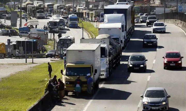 Caminhoneiros e taxistas recebem auxílio nesta terça 