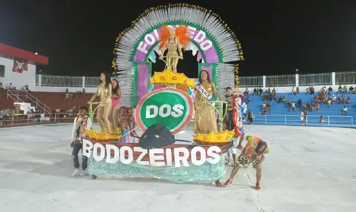 Carnaval: Blocos oficiais levam muita alegria e homenagens no desfile no Centro de Convenções Dan-Dan