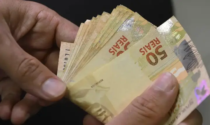 Com revisão do PIB, salário mínimo subiria para R$ 1.525 no ano que vem, mas Lula quer limitar valor
