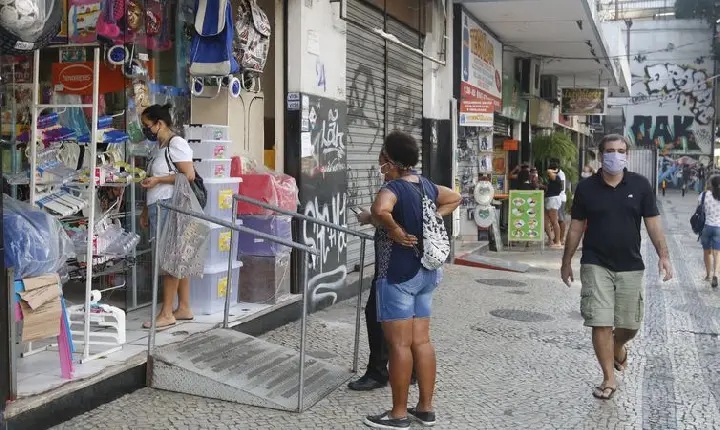Comércio varejista tem queda de 0,1% em agosto, diz IBGE