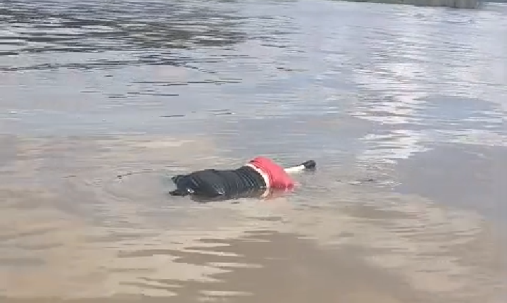 CORPO DE HOMEM É ENCONTRADO BOIANDO NO RIO SOLIMÕES COM MARCAS DE TIRO E OBJETOS AMARRADOS NAS PERNAS