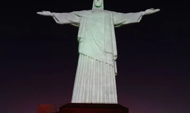 Cristo ganha hoje cores rosa e azul contra o câncer de mama e próstata