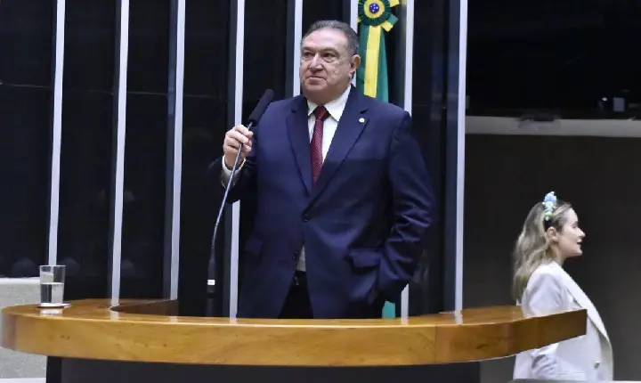 Deputado Átila Lins celebra a liberação de uma emenda de 1 Milhão de reais destinada a melhorias na saúde do povo fonteboense