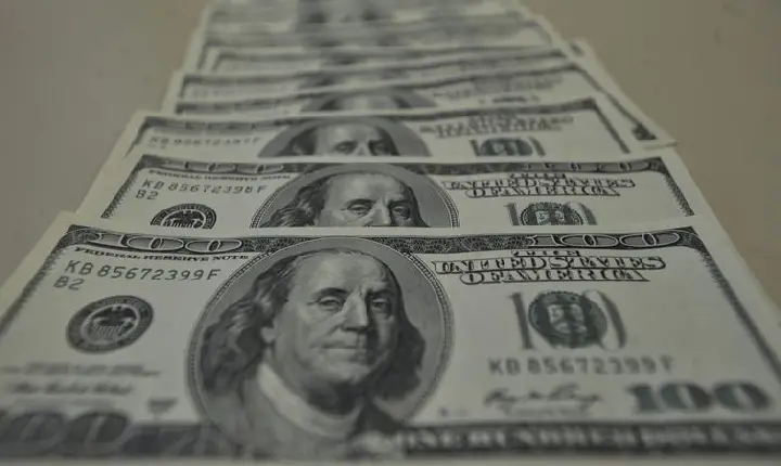 Dólar cai para R$ 5,16 um dia após segundo turno das eleições