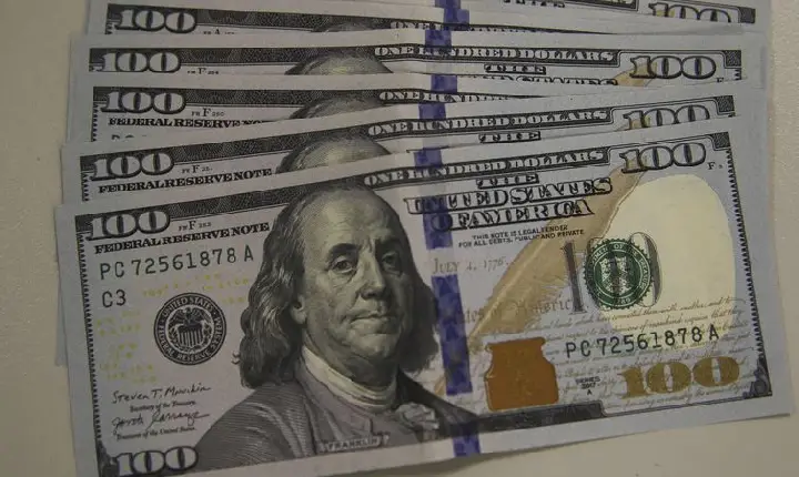 Dólar cai para R$ 5,25, refletindo bom humor externo