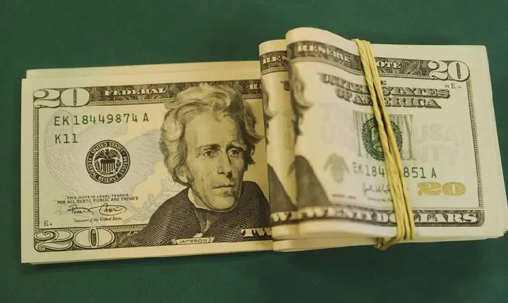 Dólar cai para R$ 5,28 com China e PEC da Transição
