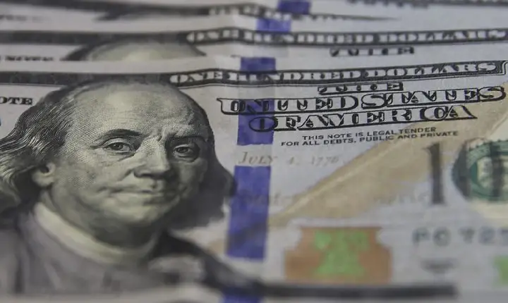 Dólar cai para R$ 5,30 com alívio no cenário externo