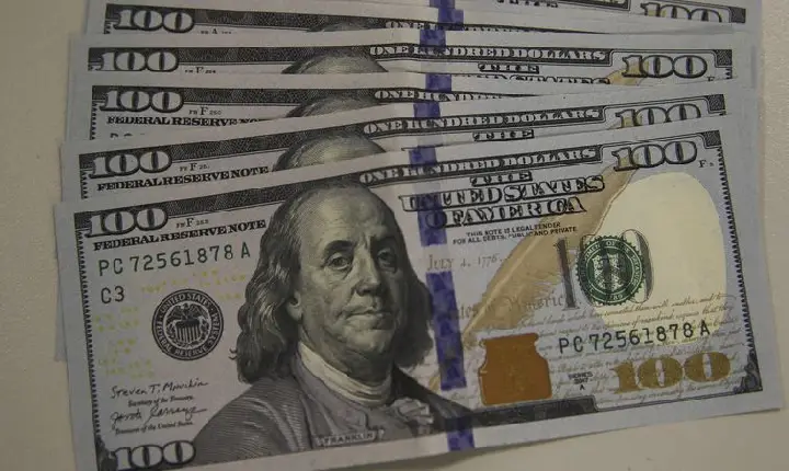 Dólar cai para R$ 5,31 com bom humor externo e doméstico