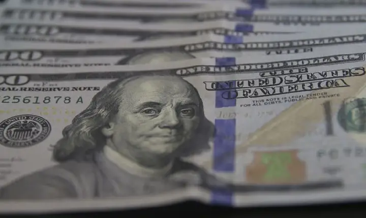 Dólar cai para R$ 5,33, mas tem maior alta semanal desde maio de 2020