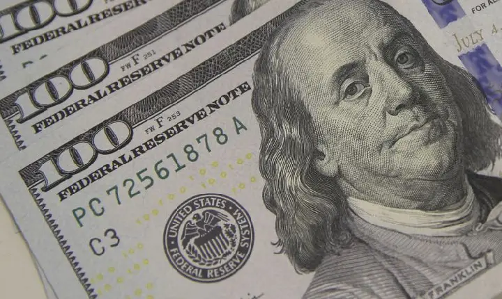Dólar fecha a R$ 5,21 e acumula queda de mais de 3% na semana