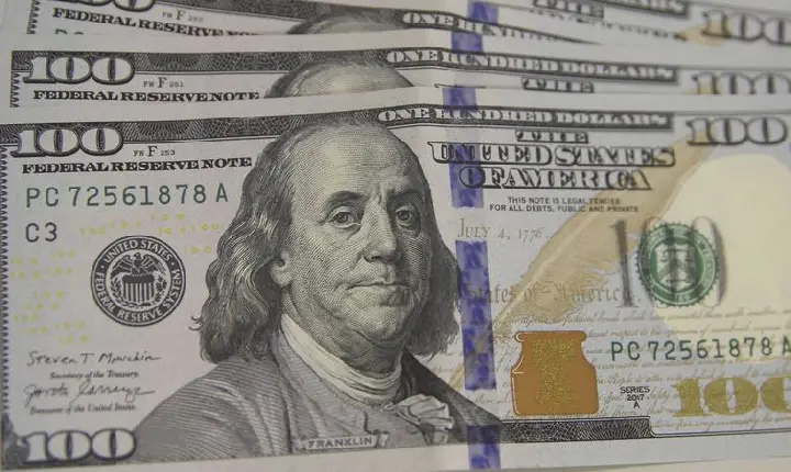 Dólar fecha estável, mesmo com dados de inflação alta nos EUA