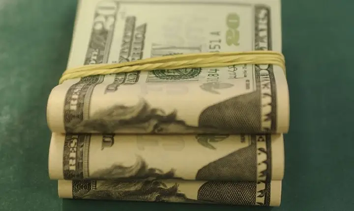 Dólar sobe para R$ 5,21 à espera de dados da economia americana