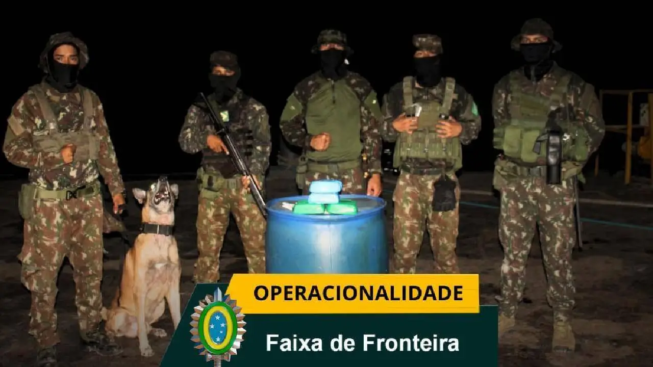 Droga é encontrada escondida em embarcação durante fiscalização do Exército na região de fronteira