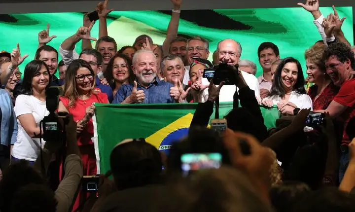 Em primeiro discurso, Lula diz que combate à miséria é sua missão
