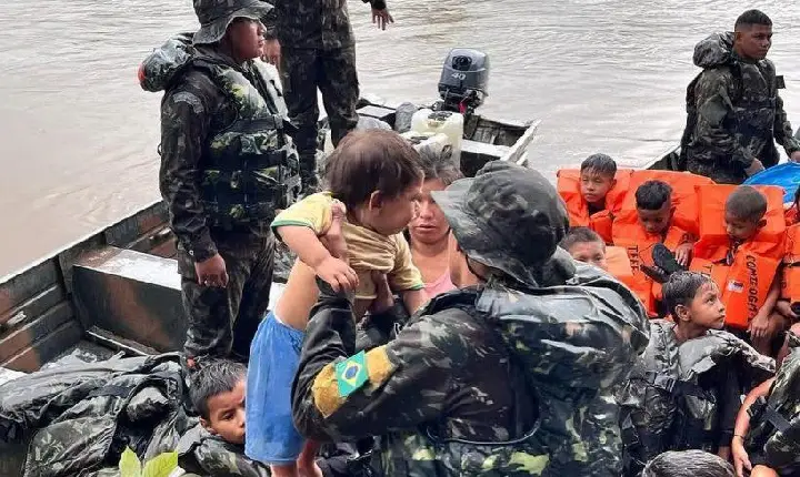 Exército resgata 56 indígenas após naufrágio no Amazonas