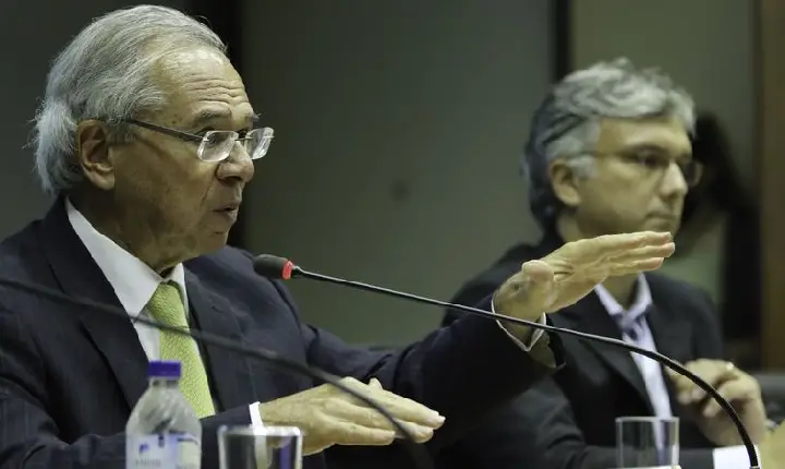 Fim de desonerações garantiria superávit fiscal em 2023, diz ministro