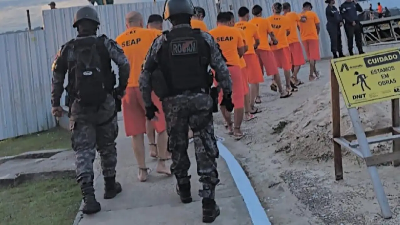 FONTE BOA: DETENTOS SÃO TRANSFERIDOS DO 55º DIP PARA PRESÍDIO EM MANAUS COM APOIO DA PM