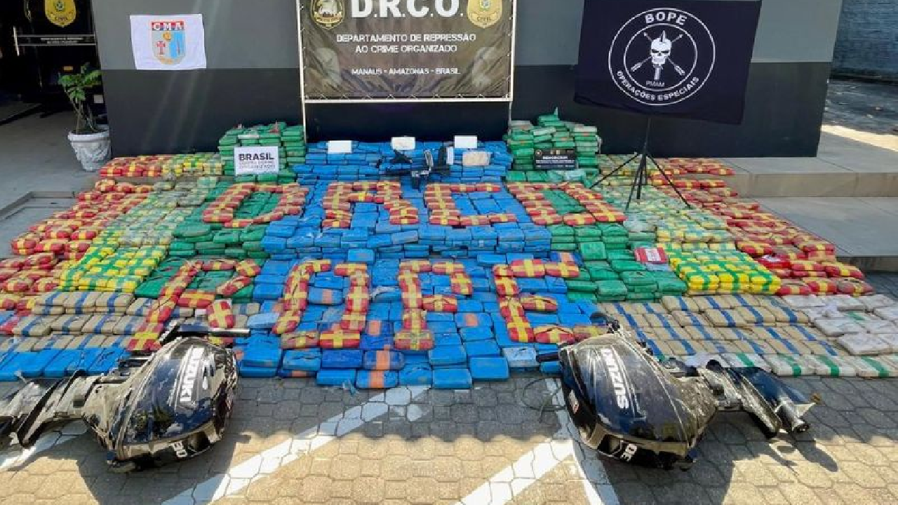 Forças de segurança apreendem mais de 2,5 toneladas de cocaína no Rio Solimões durante operação em Codajás