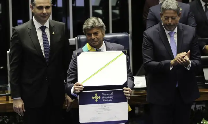 Fux é condecorado no Senado; discurso exalta democracia