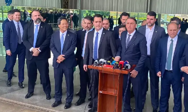 Governadores reeleitos visitam Bolsonaro e declaram apoio ao presidente no 2º turno