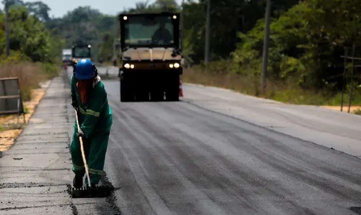 Governo do Estado realiza obras de recuperação viária em 17 municípios do interior, por meio do Asfalta Amazonas
