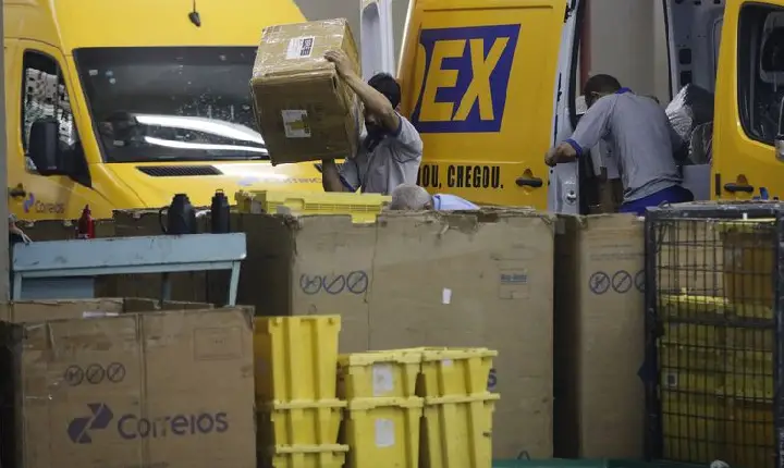 Governo eleito deve suspender processo de privatização dos Correios