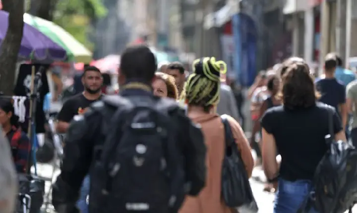IBGE: renda média de trabalhador branco é 75,7% maior que de pretos 
