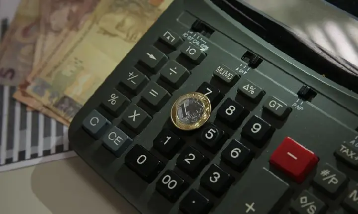 Juros altos e combustíveis explicam queda da inflação