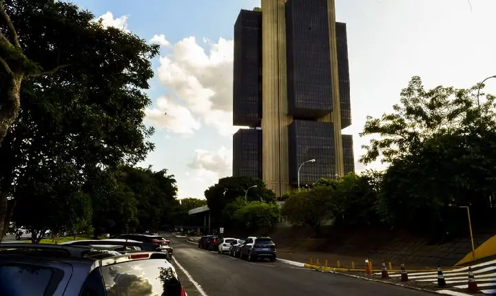 Juros médios cobrados pelos bancos chega a 42,2% ao ano em outubro