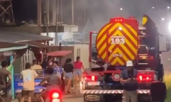 Jutaí: População incendeia casa de mulher que jogou água quente em criança