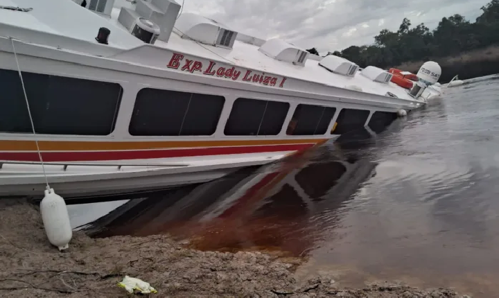 Lancha afunda após colidir com barranco no rio Negro no Amazonas