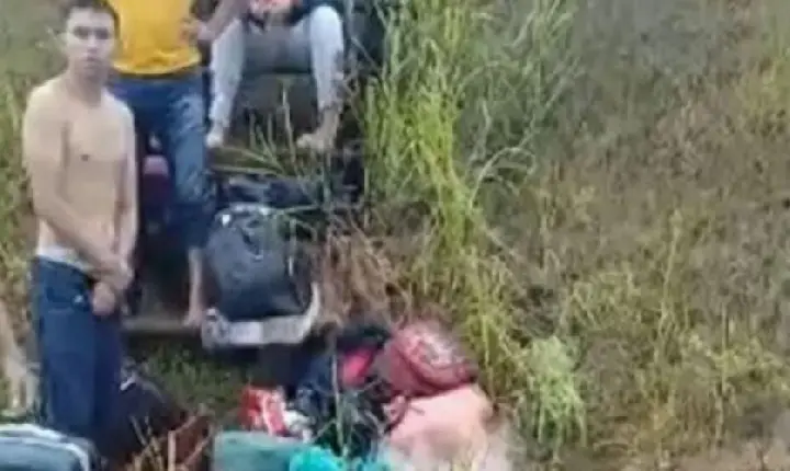 Lancha Expresso cheia de passageiros bate em tronco e naufraga no Amazonas