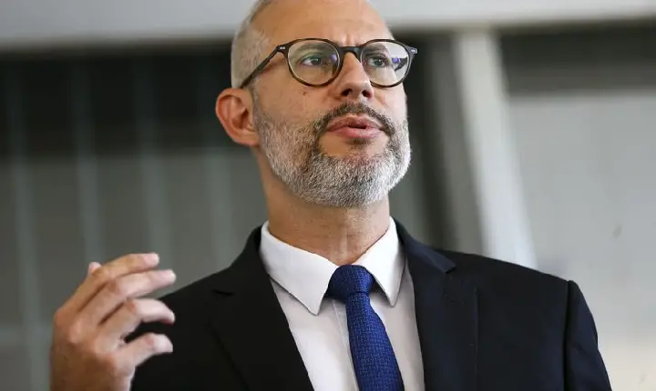 Limite de recursos para universidades é temporário, diz ministro