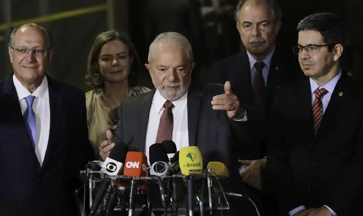 Lula diz que só definirá nomes para ministério após viagem ao Egito