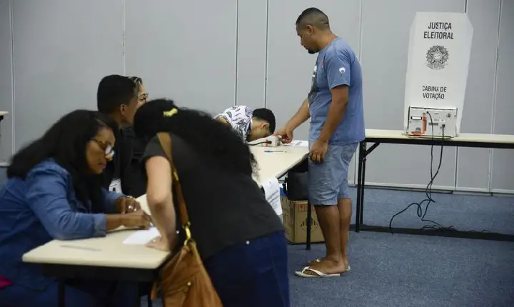 Maior local de votação da capital fluminense tem manhã tranquila