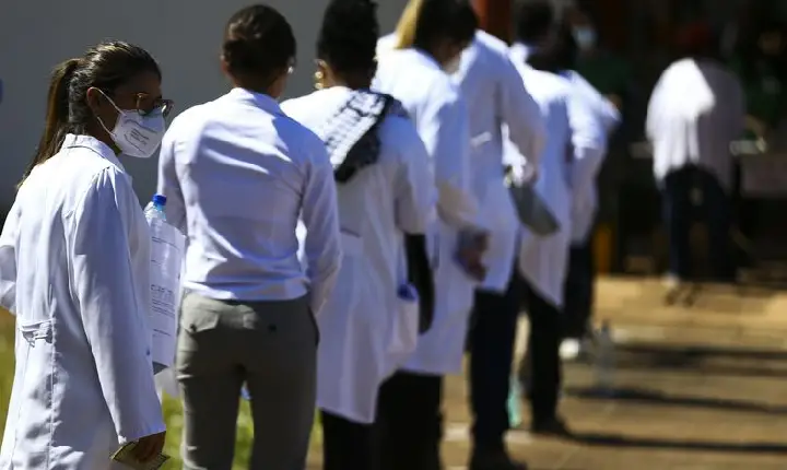 Mais de 54 mil profissionais disputam vaga de residência pelo Enare