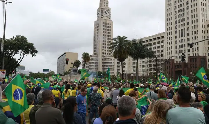 Manifestantes protestam contra resultado das urnas