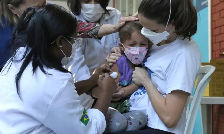 Ministério da Saúde recebe 1 milhão de doses de vacina contra covid-19