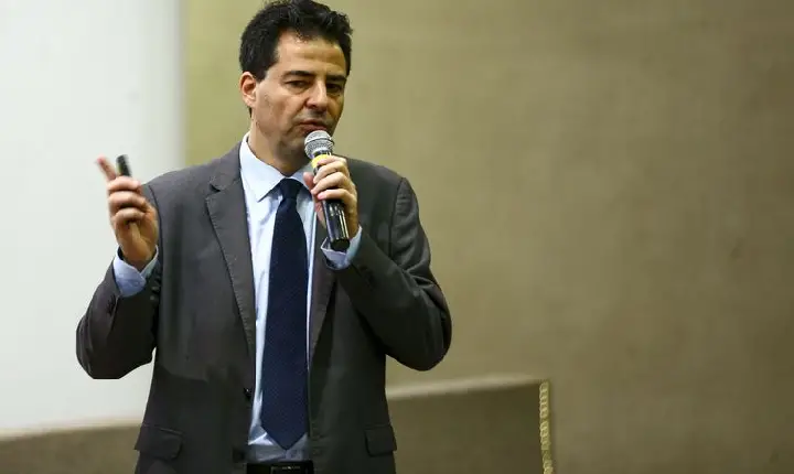 Ministro defende aperfeiçoamento de marcos legais do setor energético