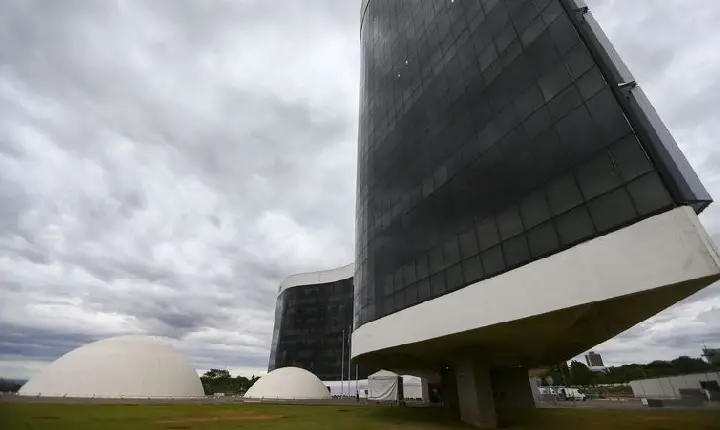 Moraes desbloqueia recursos do PP e Republicanos em ação sobre urnas