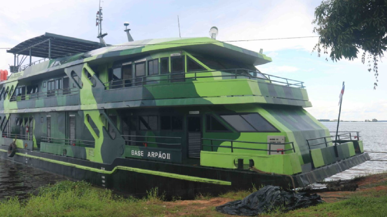 Mulher é presa com quase 12 quilos de maconha em embarcação durante operação na Base Arpão 2 no rio Solimões